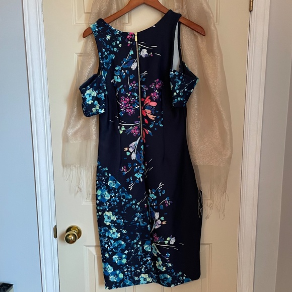 Dress with flowers peaking shoulders - Picture 2 of 2